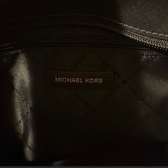 Authentic Michael Kors handbag. - Picture 8 of 10